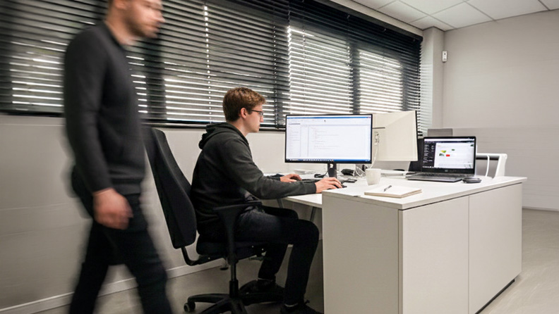 Kees Gouweleeuw en Emiel Luten aan het werk op kantoor bij ToegankelijkeContent.nl